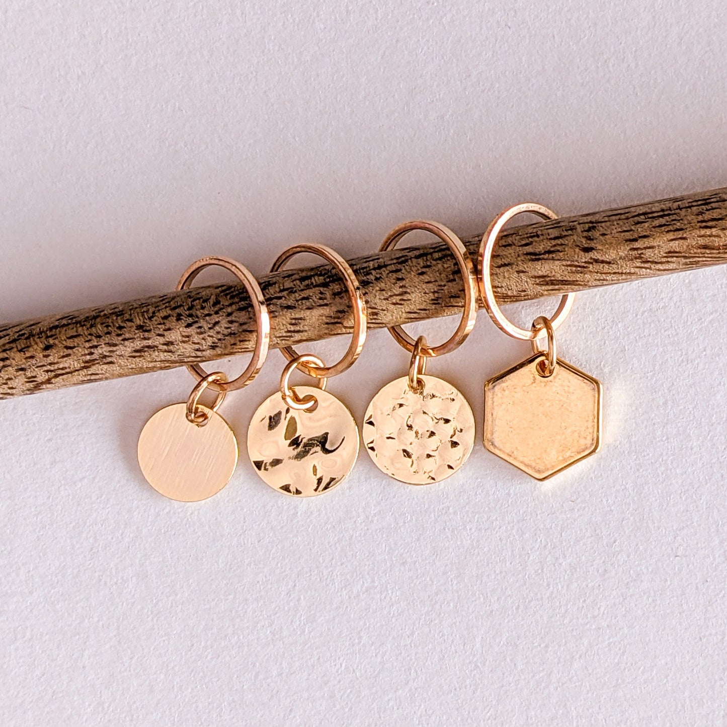 Gouden steekmarkeerders van Hello Kim met ronde en zeshoekige hangers, ideaal om steken te markeren tijdens het breien