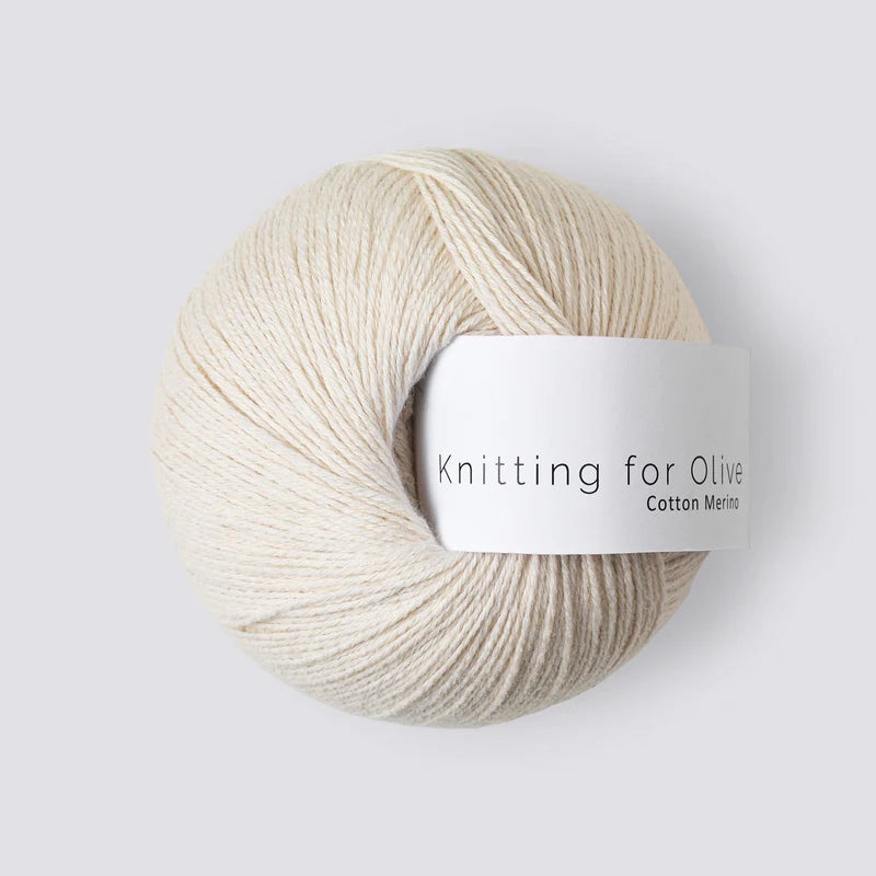 “Bol wol in de kleur ‘Cream’ van Knitting for Olive, uit de Cotton Merino-collectie, netjes opgerold met een wit label en weergegeven tegen een rustige witte achtergrond – perfect voor zachte en tijdloze breiprojecten.”