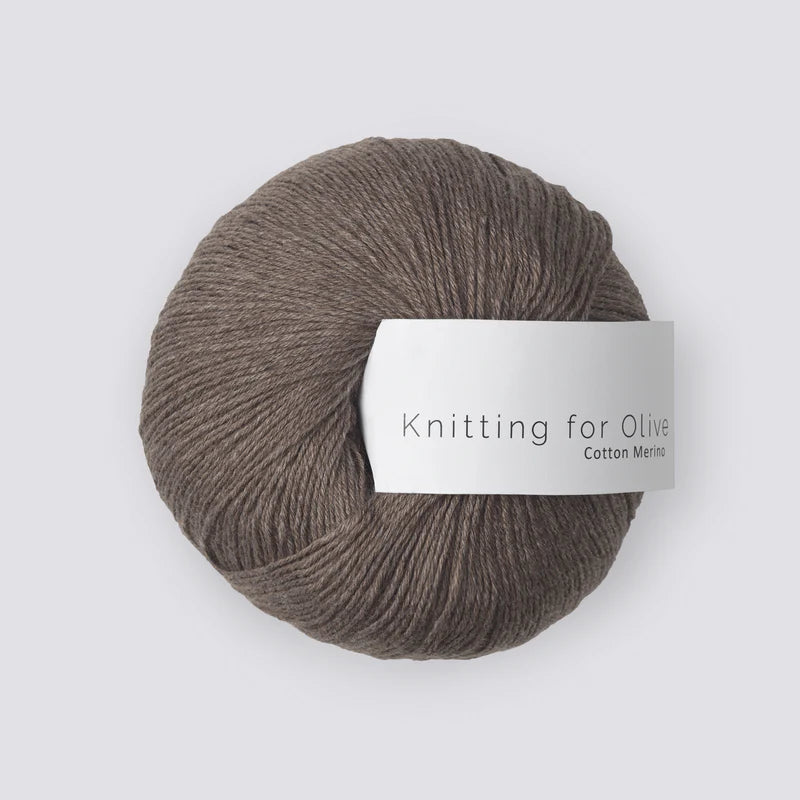 “Bol wol in de kleur ‘Mole’ van Knitting for Olive, uit de Cotton Merino-collectie, netjes opgerold met een wit label en weergegeven tegen een rustige witte achtergrond – perfect voor zachte en tijdloze breiprojecten.”