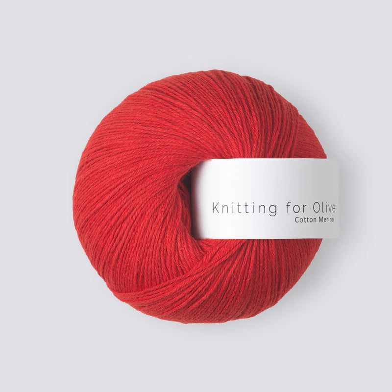 “Bol wol in de kleur ‘Red Currant’ van Knitting for Olive, uit de Cotton Merino-collectie, netjes opgerold met een wit label en weergegeven tegen een rustige witte achtergrond – perfect voor zachte en tijdloze breiprojecten.”