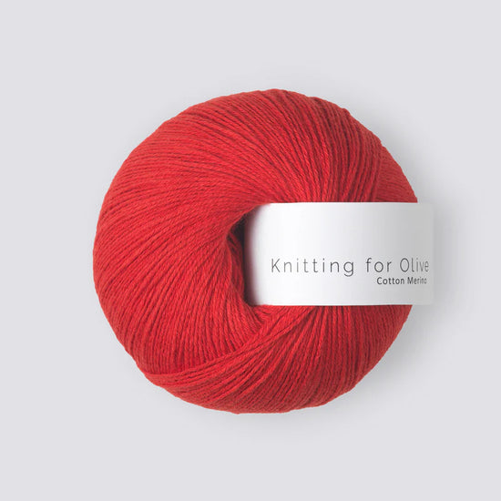 “Bol wol in de kleur ‘Red Currant’ van Knitting for Olive, uit de Cotton Merino-collectie, netjes opgerold met een wit label en weergegeven tegen een rustige witte achtergrond – perfect voor zachte en tijdloze breiprojecten.”