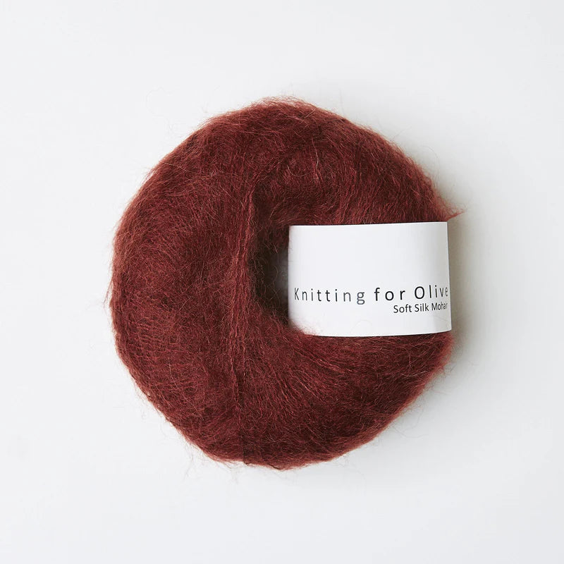 Dieprode bol Knitting for Olive Soft Silk Mohair garen in de kleur Claret, een luxe en luchtig mohair-zijde mengsel voor brei- en haakprojecten.