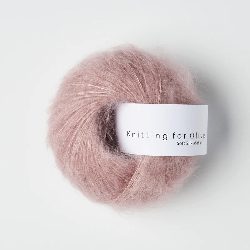 Poederroze bol Knitting for Olive Soft Silk Mohair garen in de kleur Dusty Rose, een luxe en luchtig mohair-zijde mengsel voor brei- en haakprojecten.