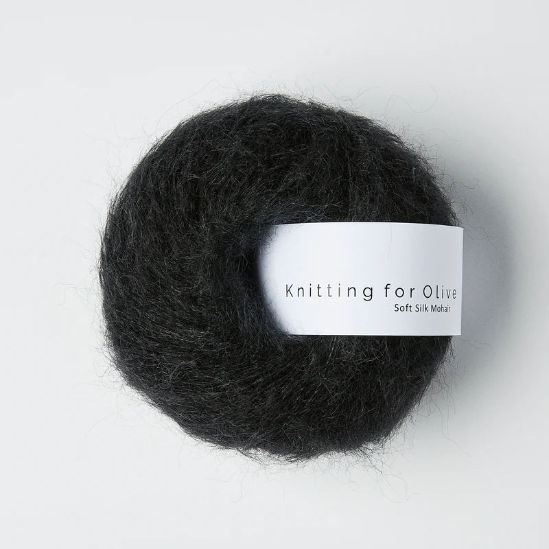 Diepzwart-grijze bol Knitting for Olive Soft Silk Mohair garen in de kleur Licorice, een luxe en luchtig mohair-zijde mengsel voor brei- en haakprojecten.
