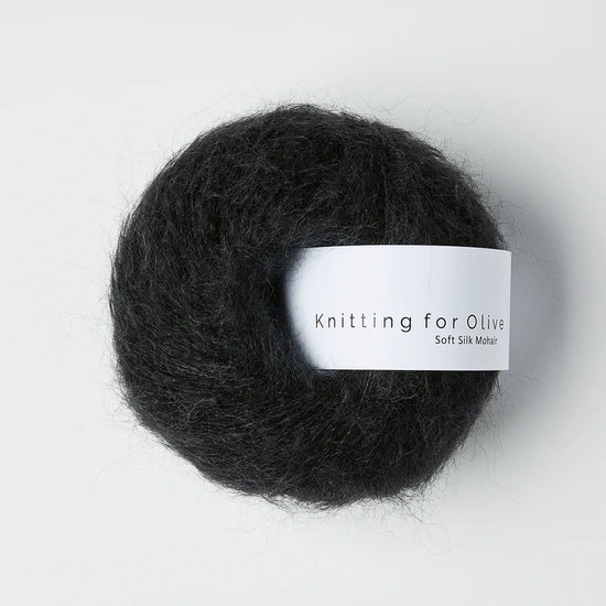 Diepzwart-grijze bol Knitting for Olive Soft Silk Mohair garen in de kleur Licorice, een luxe en luchtig mohair-zijde mengsel voor brei- en haakprojecten.