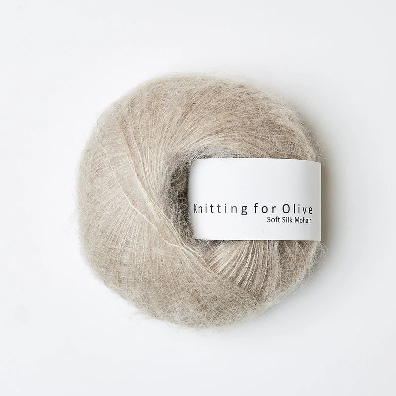 Licht beige bol Knitting for Olive Soft Silk Mohair garen in de kleur Oatmeal, een luxe en luchtig mohair-zijde mengsel voor brei- en haakprojecten.