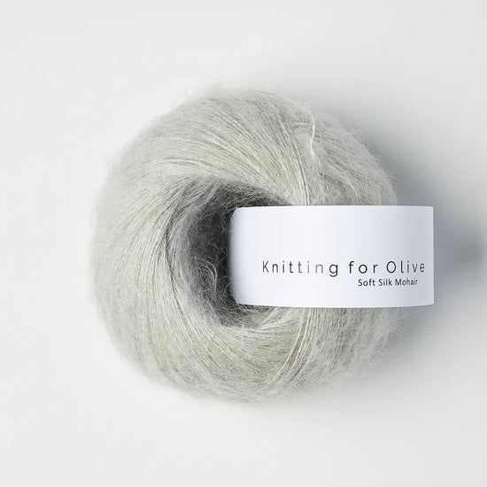 Zacht parelgrijze bol Knitting for Olive Soft Silk Mohair garen in de kleur Pearl Gray, een luxe en luchtig mohair-zijde mengsel voor brei- en haakprojecten.