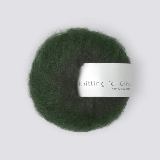 Vergrijsd groene bol Knitting for Olive Soft Silk Mohair garen in de kleur Slate Green, een luxe en luchtig mohair-zijde mengsel voor brei- en haakprojecten.