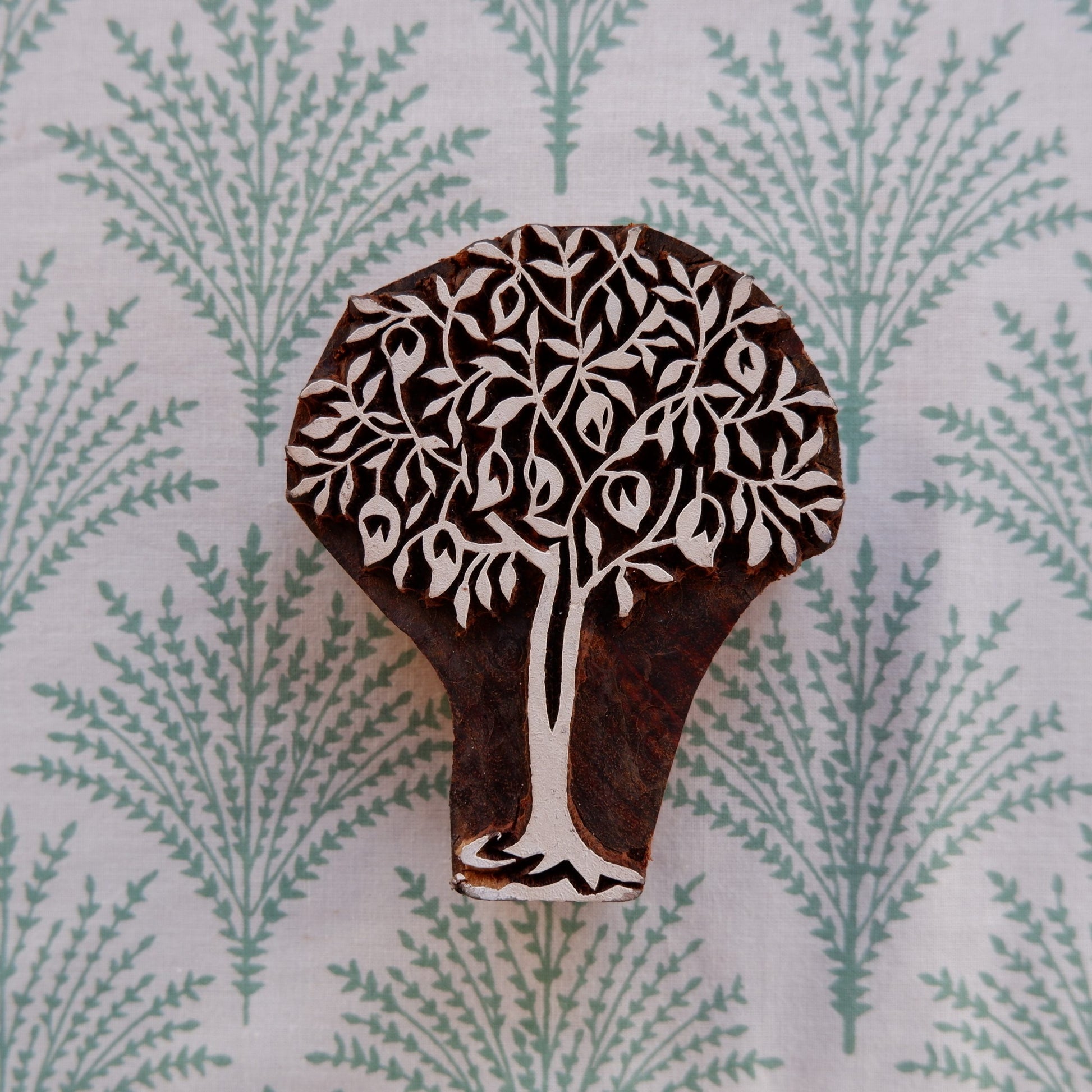Handgesneden houten stempel van The Blockprint Tree met een boomontwerp, geschikt voor textiel en papier.
