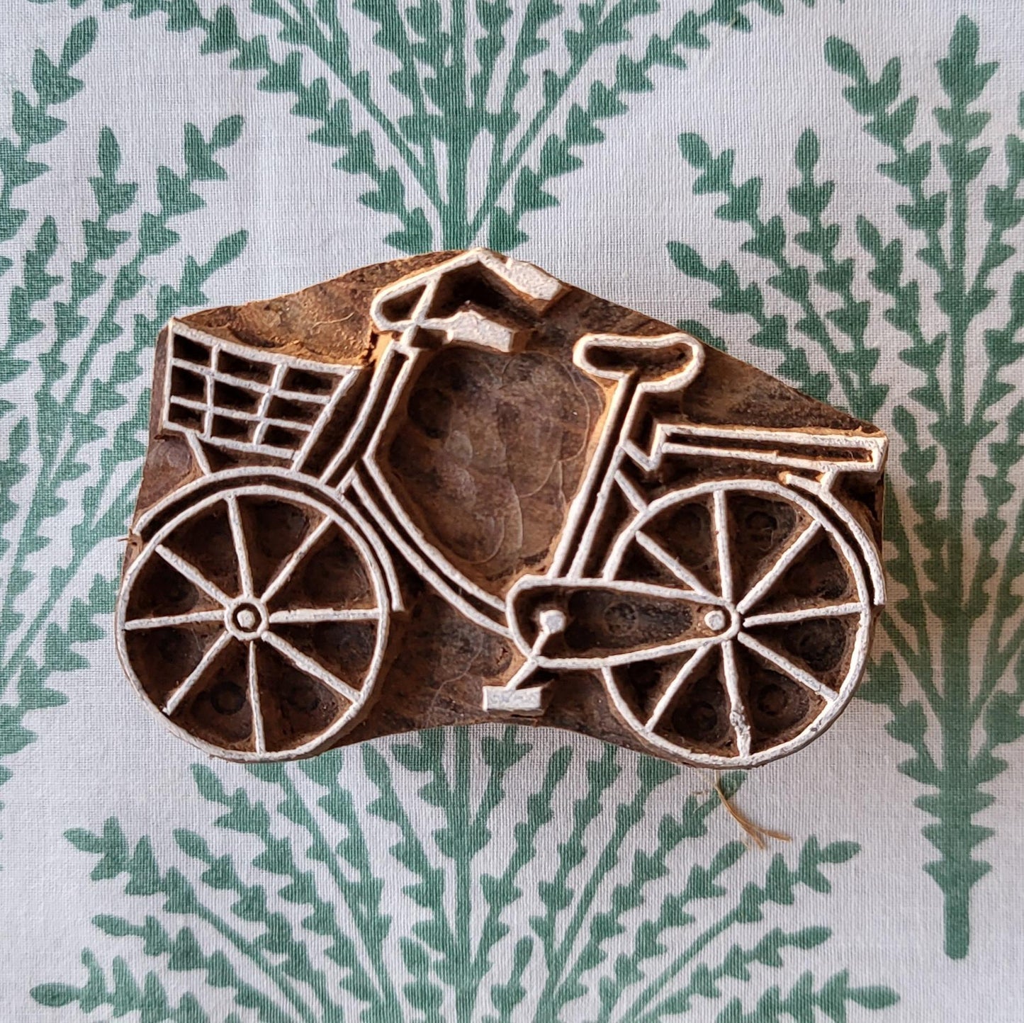 Handgesneden houten stempel van The Blockprint Tree met een fiets, ideaal voor het bedrukken van papier of textiel.