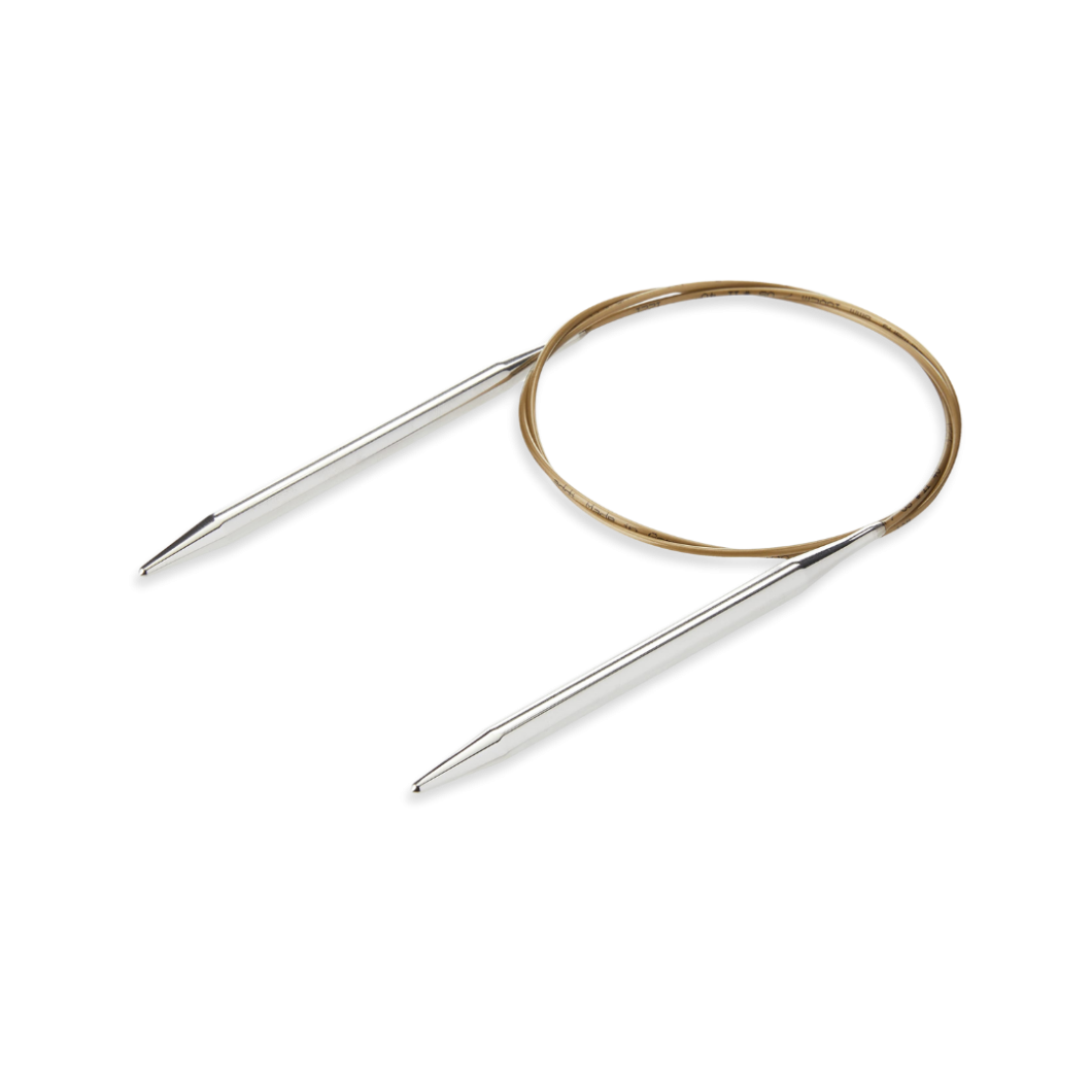 Addi Circular Needles 80 cm met zilverkleurige messing naaldpunten en flexibele goudkleurige kabel op witte achtergrond.