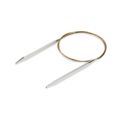 Addi Circular Needles 80 cm met zilverkleurige messing naaldpunten en flexibele goudkleurige kabel op witte achtergrond.