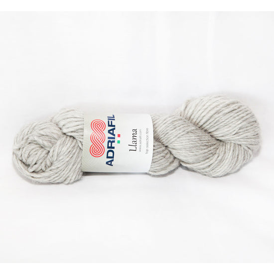 Bol Adriafil Llama wol in grijze tint, gemaakt van 50% lama wol en 50% scheerwol, ideaal voor warme winterprojecten en grof breiwerk