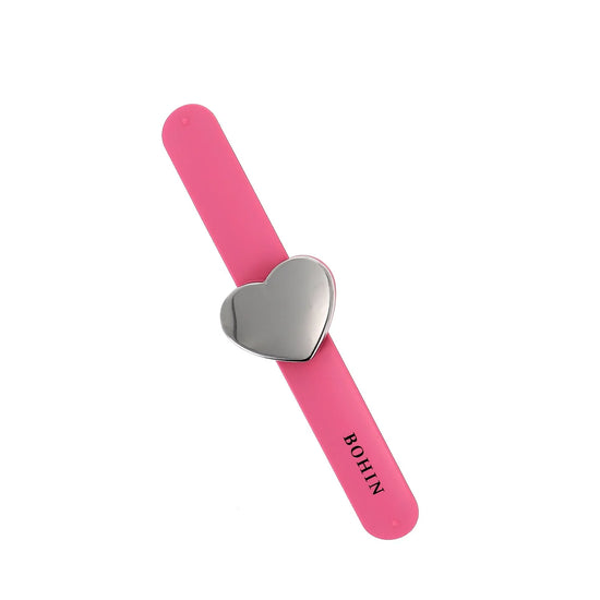 Roze magnetische armband van Bohin met hartvormige magneetplaat, gemaakt van siliconen en roestvrij staal.