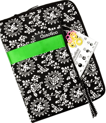 Zwart-wit etui met groene band van de ChiaoGoo SPIN 5” Tip Set Small, inclusief maatkaart en kleurrijke stekenmarkeerders.