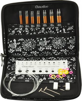 Close-up van de ChiaoGoo SPIN 5” Tip Set Small met bamboe naaldpunten, nylon kabels, T-sleutel en maatkaart in een compact zwart-wit etui.