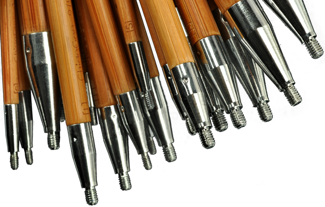 Close-up van meerdere ChiaoGoo SPIN Bamboo Tips met metalen schroefaansluiting, geschikt voor SPIN en TWIST kabels.