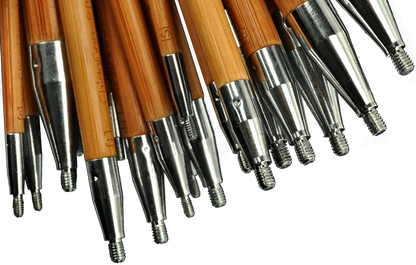 Close-up van meerdere ChiaoGoo SPIN Bamboo Tips met metalen schroefaansluiting, geschikt voor SPIN en TWIST kabels.