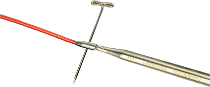 Close-up van ChiaoGoo TWIST Red Cable bevestigd aan breinaald, met T-sleutel in het lifeline-gat voor het vastzetten van de kabel.