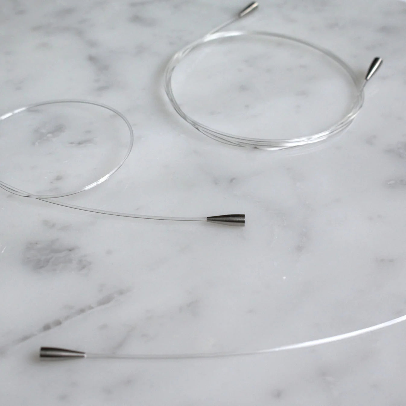 Close-up van flexibele Seeknit CURVE breikabels met metalen koppelingen, gemaakt van helder nylon