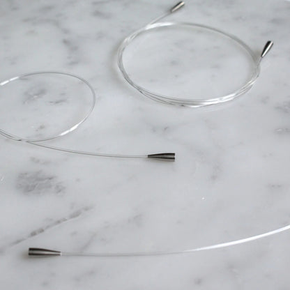 Close-up van flexibele Seeknit CURVE breikabels met metalen koppelingen, gemaakt van helder nylon