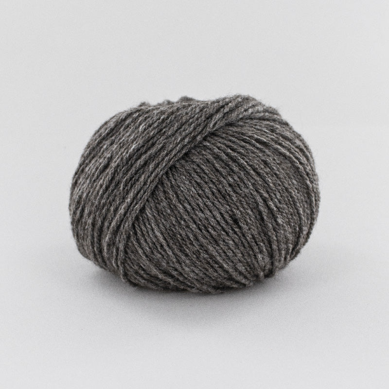 Bol Fonty Urga garen in natuurlijke grijstint, gemaakt van 50% yak dons en 50% merinowol. Ongeverfd, duurzaam en heerlijk zacht voor warme projecten.