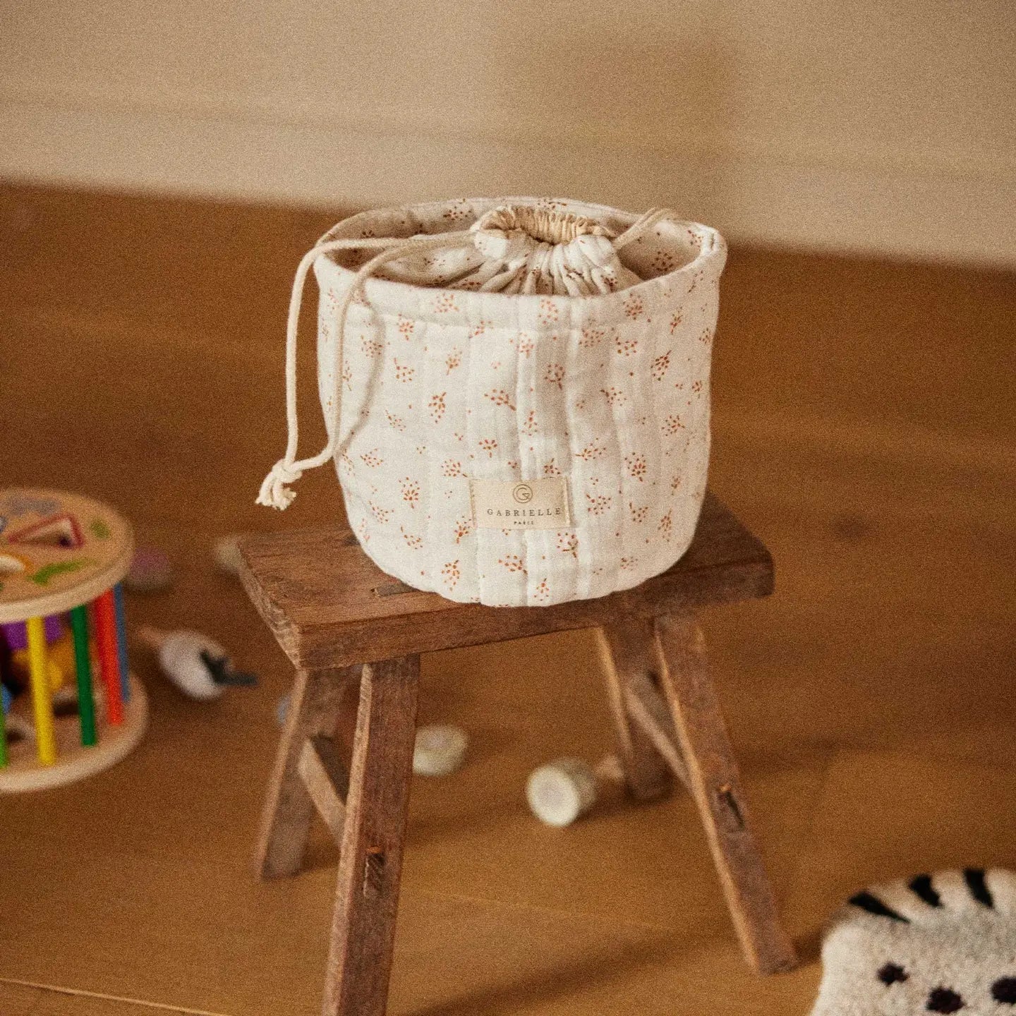 Crèmekleurige Gabrielle Paris projectbag met zachte bruine details. Duurzame katoenen tas voor wol, breiprojecten of verzorgingsspullen.