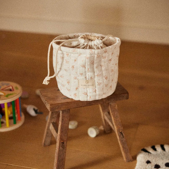 Crèmekleurige Gabrielle Paris projectbag met zachte bruine details. Duurzame katoenen tas voor wol, breiprojecten of verzorgingsspullen.