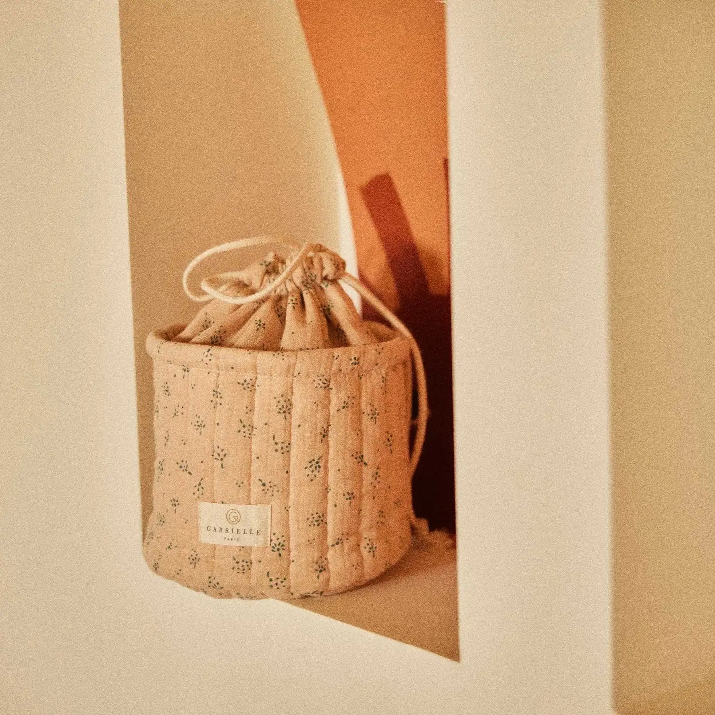 Honingkleurige Gabrielle Paris projectbag met subtiel motief. Handige katoenen opbergtas met Franse charme voor creatieve projecten.