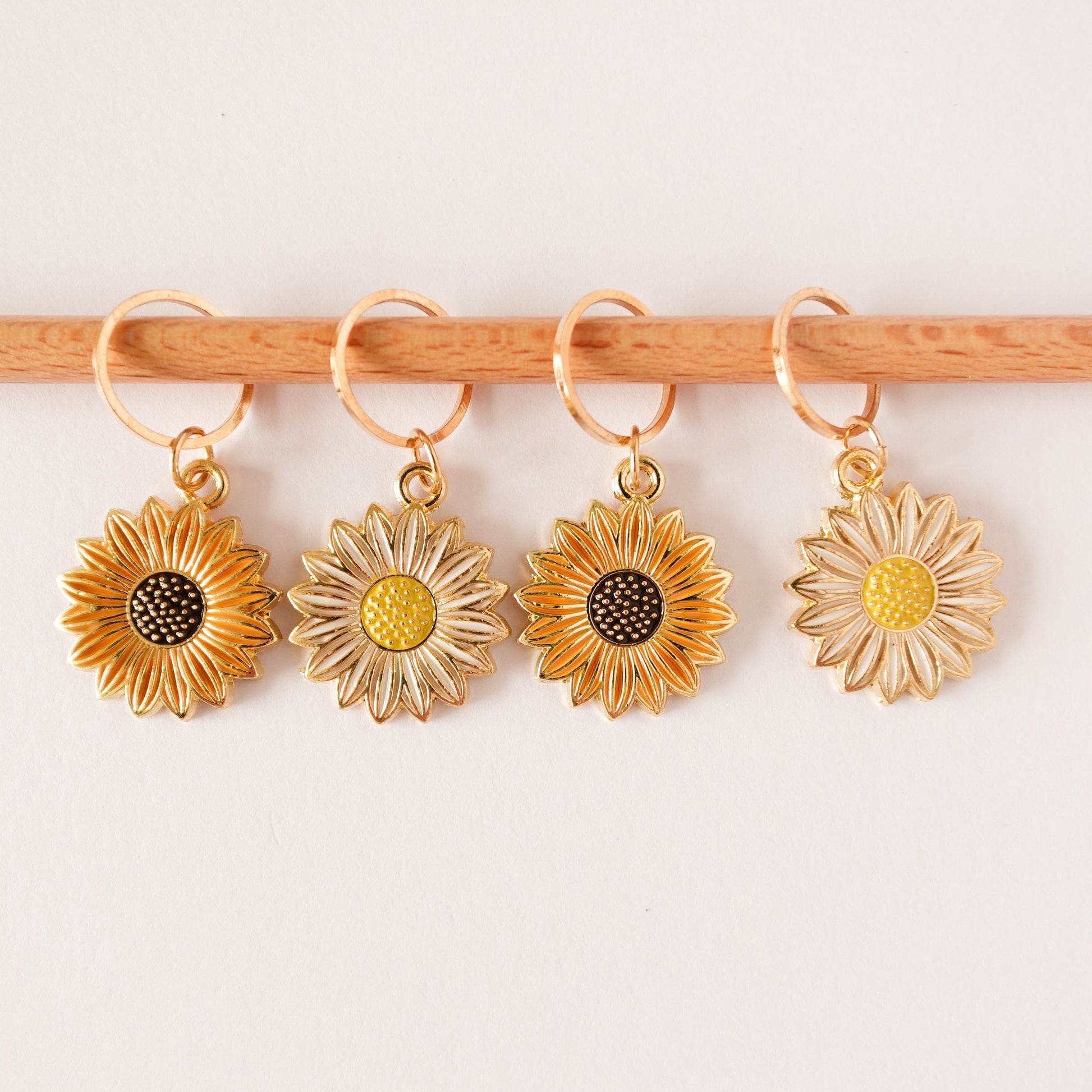 Steekmarkeerders van Hello Kim met zonnebloemhangers in goud en geel, vrolijk en stijlvol voor breiliefhebbers.