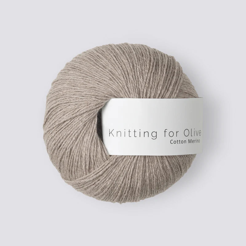 Bol wol in de kleur ‘Linen’ van Knitting for Olive, uit de Cotton Merino-collectie, netjes opgerold met een wit label en weergegeven tegen een rustige witte achtergrond – perfect voor zachte en tijdloze breiprojecten.