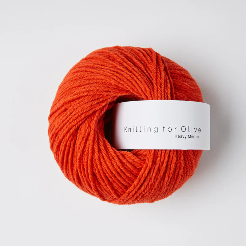 Bol merinowol Knitting for Olive Heavy Merino in de kleur Blood Orange, een heldere warmoranje draad met een zachte volle structuur voor vrolijke brei en haakprojecten, verkrijgbaar bij Ons Lykke Zutphen.