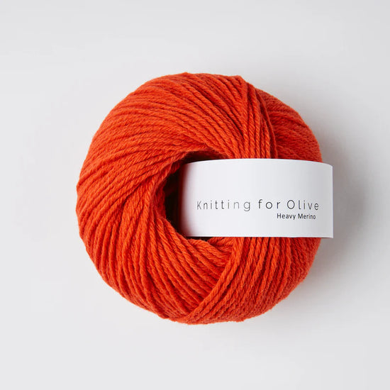 Bol merinowol Knitting for Olive Heavy Merino in de kleur Blood Orange, een heldere warmoranje draad met een zachte volle structuur voor vrolijke brei en haakprojecten, verkrijgbaar bij Ons Lykke Zutphen.