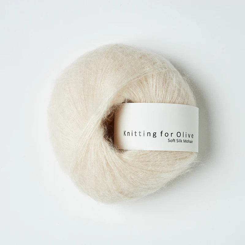Zachtwitte bol Knitting for Olive Soft Silk Mohair garen in de kleur Cloud, een luxe en luchtig mohair-zijde mengsel voor brei- en haakprojecten.