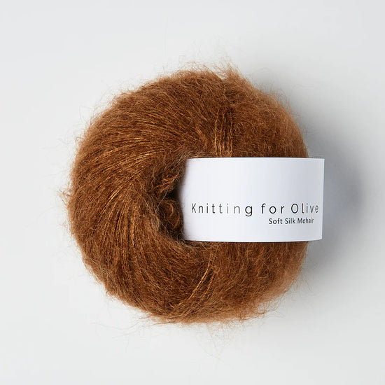 Diep cognackleurige bol Knitting for Olive Soft Silk Mohair garen in de kleur Dark Cognac, een luxe en luchtig mohair-zijde mengsel voor brei- en haakprojecten.