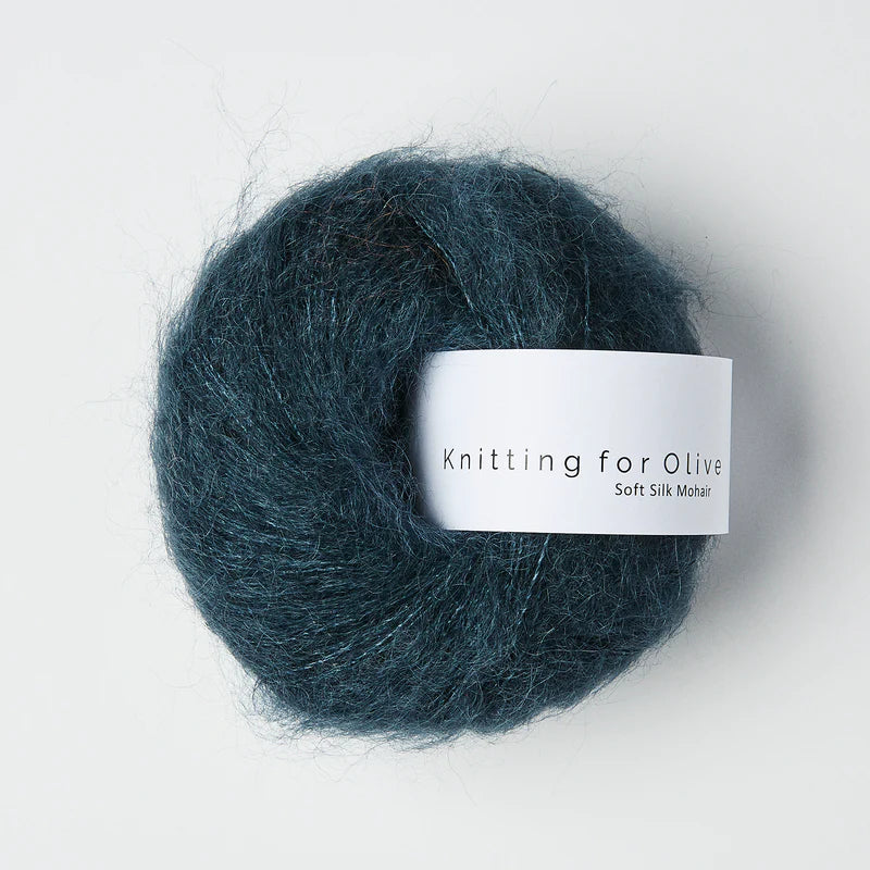 Diep petrolblauwe bol Knitting for Olive Soft Silk Mohair garen in de kleur Deep Petroleum Blue, een luxe en luchtig mohair-zijde mengsel voor brei- en haakprojecten.