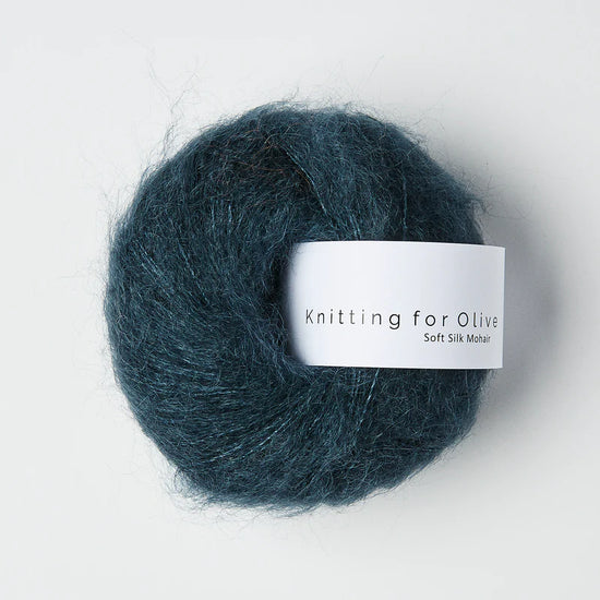 Diep petrolblauwe bol Knitting for Olive Soft Silk Mohair garen in de kleur Deep Petroleum Blue, een luxe en luchtig mohair-zijde mengsel voor brei- en haakprojecten.