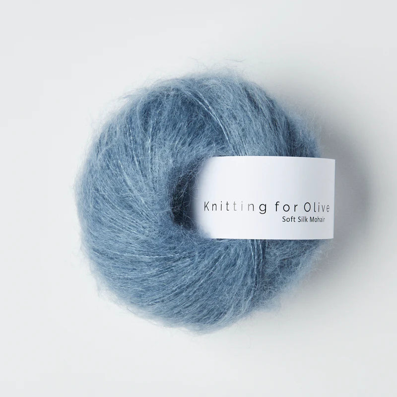 Zacht duifblauwe bol Knitting for Olive Soft Silk Mohair garen in de kleur Dusty Dove Blue, een luxe en luchtig mohair-zijde mengsel voor brei- en haakprojecten.