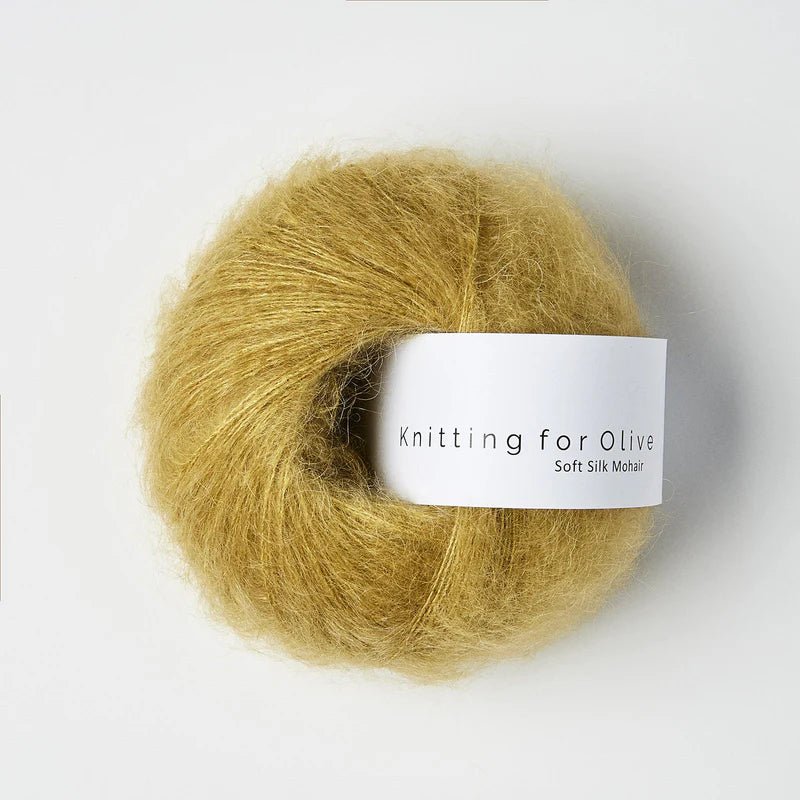 Bruingele bol Knitting for Olive Soft Silk Mohair garen in de kleur Dusty Honey, een luxe en luchtig mohair-zijde mengsel voor brei- en haakprojecten.