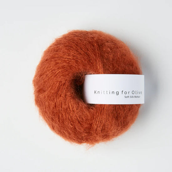 Oranjerode bol Knitting for Olive Soft Silk Mohair garen in de kleur Dusty Robin, een luxe en luchtig mohair-zijde mengsel voor brei- en haakprojecten.