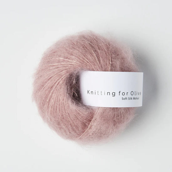 Poederroze bol Knitting for Olive Soft Silk Mohair garen in de kleur Dusty Rose, een luxe en luchtig mohair-zijde mengsel voor brei- en haakprojecten.