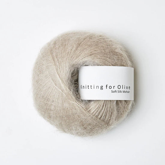 Licht beige bol Knitting for Olive Soft Silk Mohair garen in de kleur Oatmeal, een luxe en luchtig mohair-zijde mengsel voor brei- en haakprojecten.