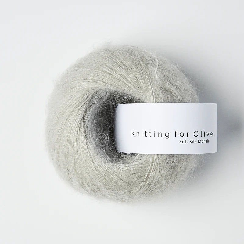 Zacht parelgrijze bol Knitting for Olive Soft Silk Mohair garen in de kleur Pearl Gray, een luxe en luchtig mohair-zijde mengsel voor brei- en haakprojecten.