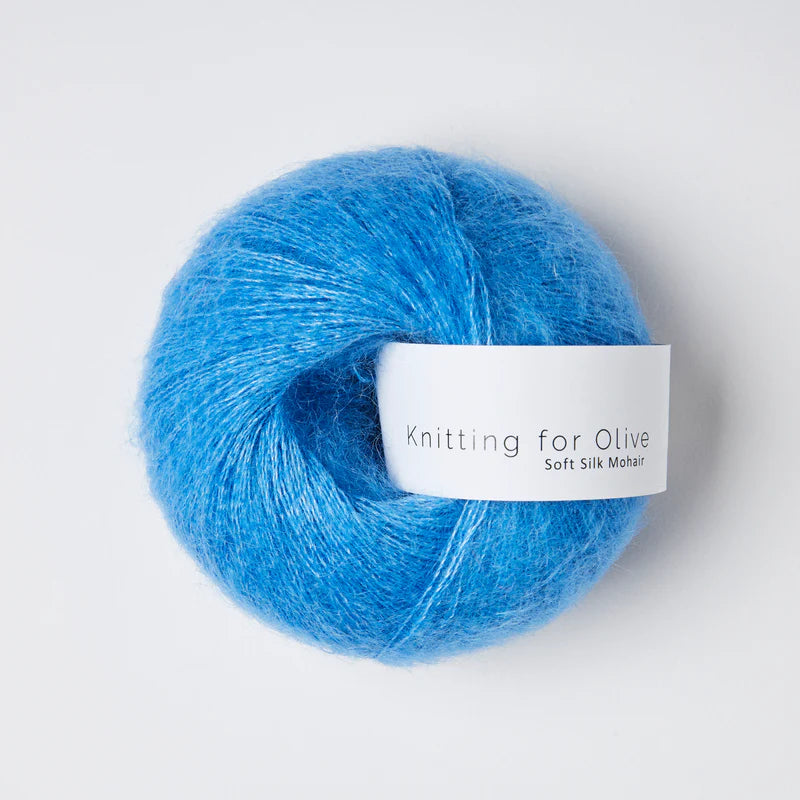Felblauwe bol Knitting for Olive Soft Silk Mohair garen in de kleur Poppy Blue, een luxe en luchtig mohair-zijde mengsel voor brei- en haakprojecten.