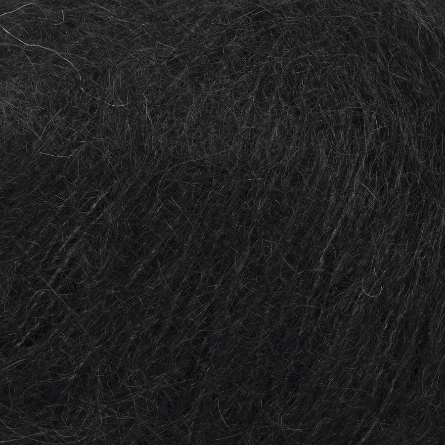 Close-up van de vezelstructuur van Mayflower Super Kid Silk. Zachte, luchtige mohairvezels gemengd met zijde voor een glanzend en verfijnd effect.