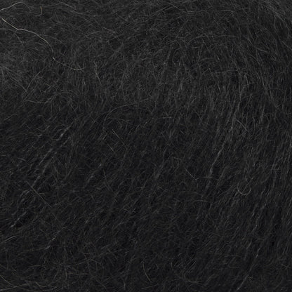 Close-up van de vezelstructuur van Mayflower Super Kid Silk. Zachte, luchtige mohairvezels gemengd met zijde voor een glanzend en verfijnd effect.