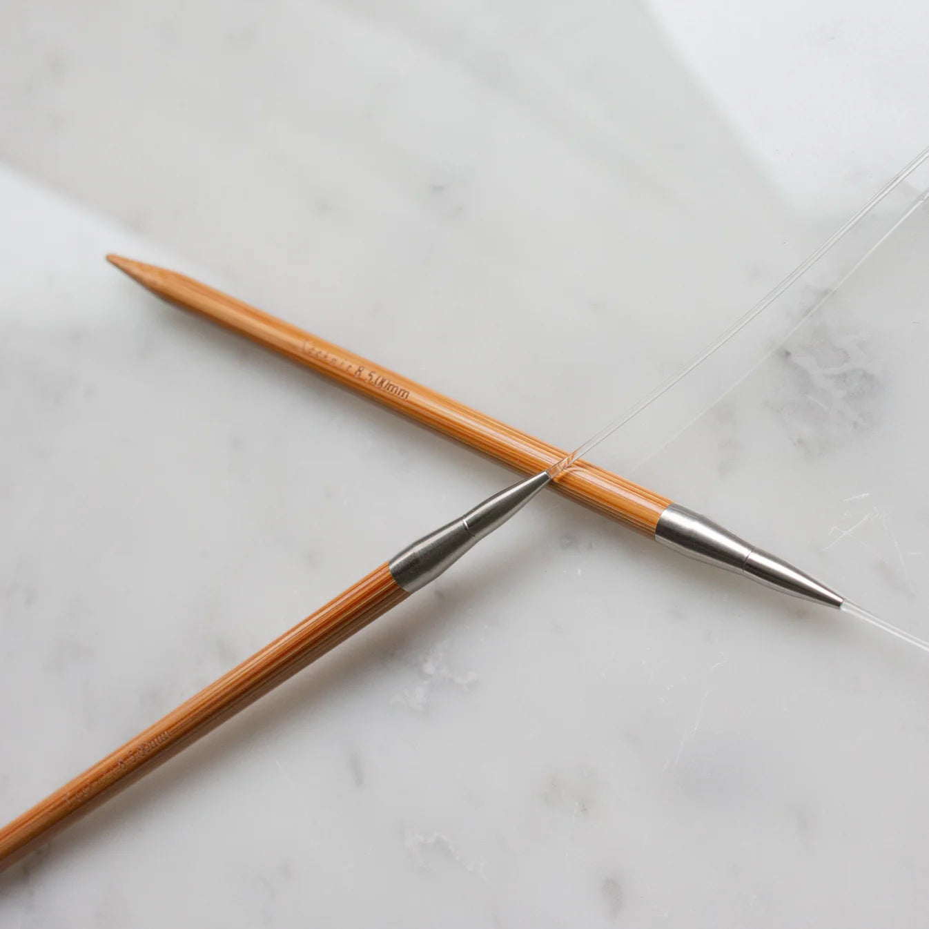 Seeknit CURVE nylon breikabel gekoppeld aan bamboe breinaalden, tijdens het breien