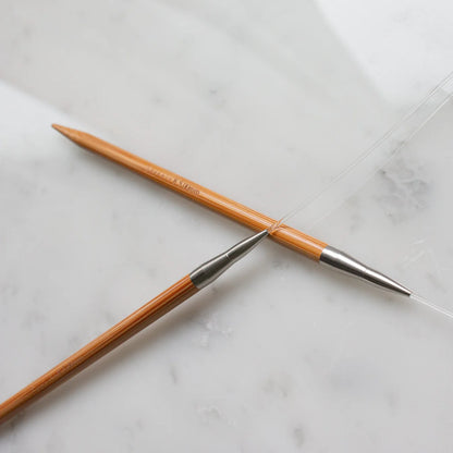 Seeknit CURVE nylon breikabel gekoppeld aan bamboe breinaalden, tijdens het breien