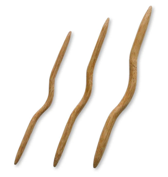 Drie Seeknit Cable Stitch Holders van bamboe naast elkaar. Licht gebogen kabelnaalden in verschillende maten voor het breien van kabelpatronen.