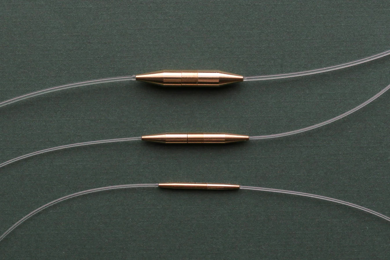 Seeknit Cord Joints verbonden met twee breikabels, gebruikt om een langere kabel te maken voor breiprojecten.